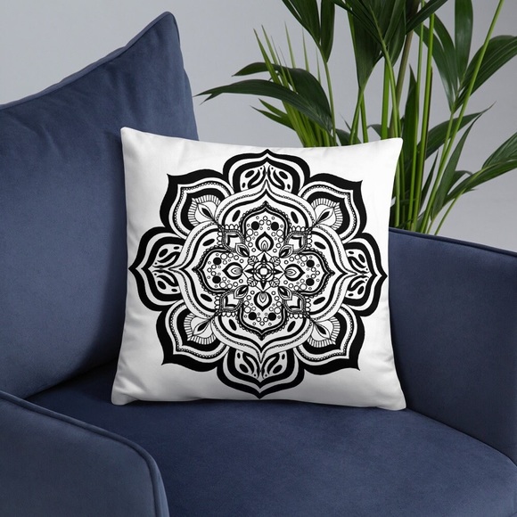 Throw pillow made to order! Mandala may take up to two weeks to deliver - Picture 6 of 7